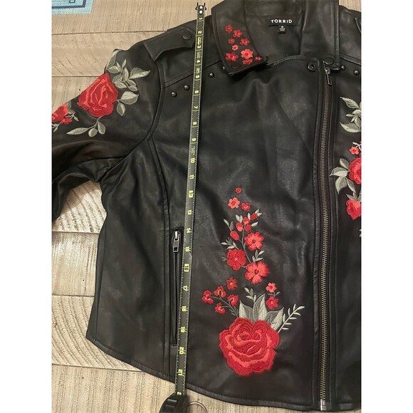Torrid Moto Jacket Womens Size 0 Black Rose Floral Embroidered Studded Zip - Picture 11 of 12